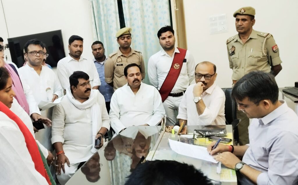 सपा प्रमुख अखिलेश यादव के आपत्तिजनक पोस्टर।