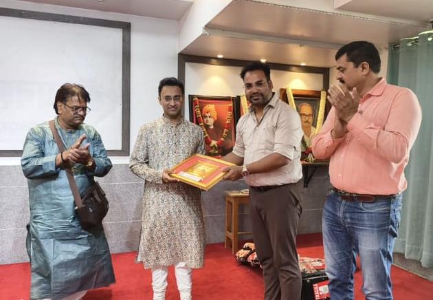 ध्रुव बेदी ने सितार के पारंपरिक सुरों को फ्यूजन से जोड़ नयी पीढ़ी का दिल जीता।