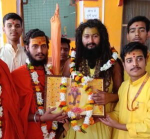 अनंत विज्ञान मठ के महंत दीपक प्रकाश आश्रम जी ने श्याम शरण बाबा का किया सम्मान।