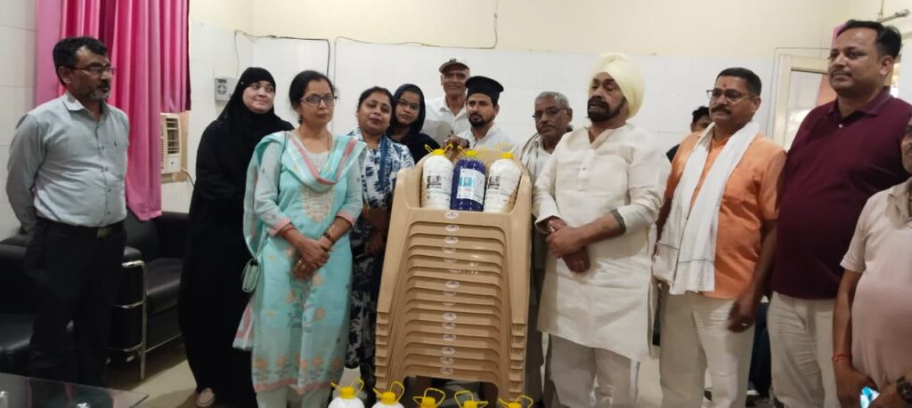 संम्पूर्णानंद आयुर्वेद हास्पिटल मे वाराणसी व्यापार मंडल के द्वारा आयुर्वेद हास्पिटल 21 कुर्सियां और 700 लिटर फिनायल और टॉयलेट क्लीनर आयुर्वेद चिकित्सालय को दिया गया।