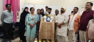 संम्पूर्णानंद आयुर्वेद हास्पिटल मे वाराणसी व्यापार मंडल के द्वारा आयुर्वेद हास्पिटल 21 कुर्सियां और 700 लिटर फिनायल और टॉयलेट क्लीनर आयुर्वेद चिकित्सालय को दिया गया।