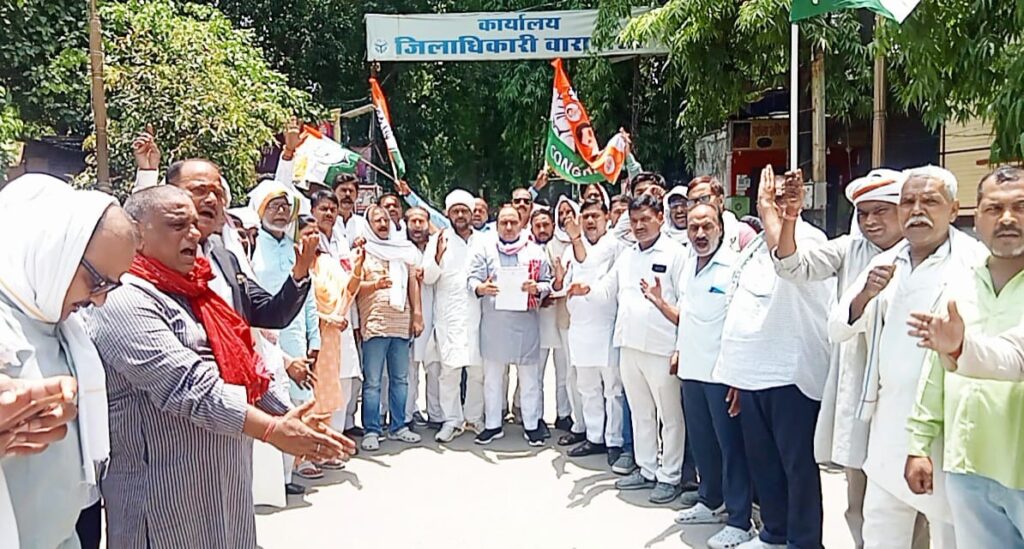 पेट्रोलियम पदार्थों की मूल्य वृद्धि के विरोध में जिला/महानागर कांग्रेस कमेटी का जोरदार प्रदर्शन, राष्ट्रपति को संबोधित ज्ञापन सौंपा