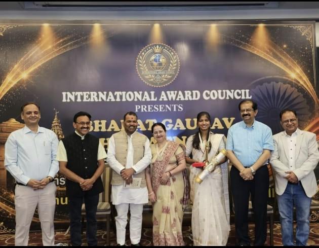 शास्त्र और शस्त्र की अद्भुत संगिनी बनीं स्मृति आर्या, “भारत गौरव प्रतिभा रत्न अवॉर्ड” से हुईं सम्मानित।
