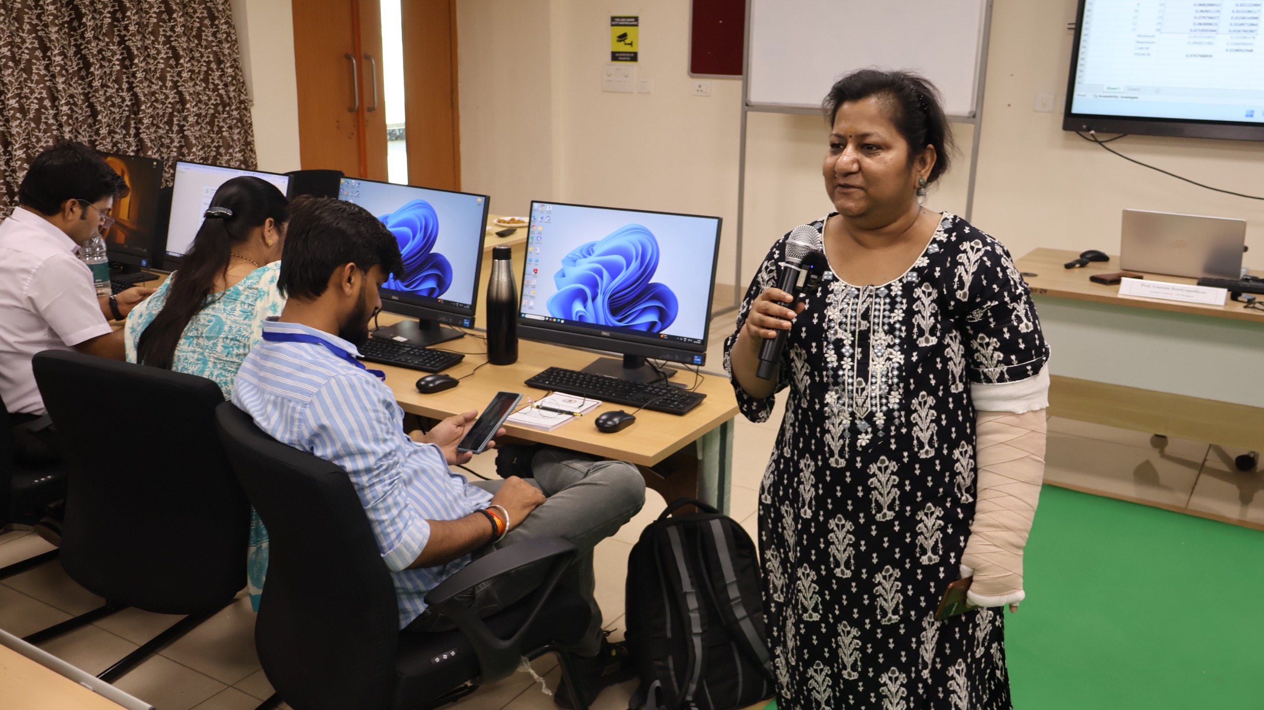 वाराणसी में “फ्रॉम डेटा टू इनसाइट्स: स्टैटिस्टिकल एनालिसिस विद फ्री एंड एआई-ड्रिवन टूल्स” विषय पर छह दिवसीय शॉर्ट टर्म कार्यक्रम का आयोजन किया जा रहा है। 