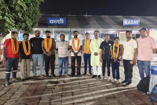 मुम्बई में आयोजित दो दिवसीय मिक्स मार्शल आर्ट्स के महामुकाबले में विश्वकर्मा मार्शल आर्ट्स वाराणसी के खिलाड़ियों ने स्वर्ण और रजत पदक पर जमाया कब्जा।