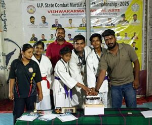 मुम्बई से गोल्ड और सिल्वर मेडल जीतकर वाराणसी लौटने पर खिलाड़ियों के साथ केक कटिंग कर मनाया गया जश्न।