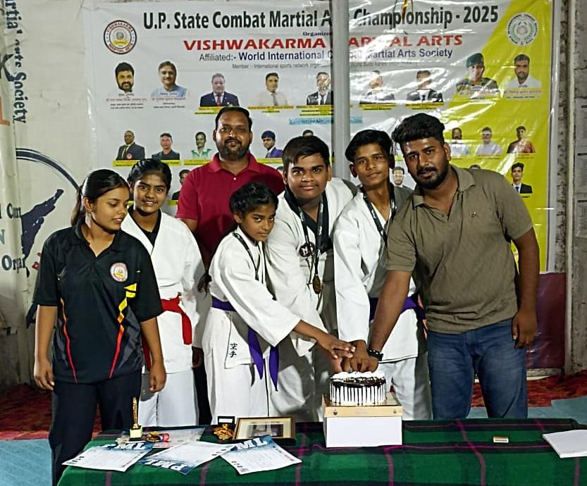 मुम्बई से गोल्ड और सिल्वर मेडल जीतकर वाराणसी लौटने पर खिलाड़ियों के साथ केक कटिंग कर मनाया गया जश्न।