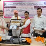 काशीरत्न सम्मान से सम्मानित हुए हस्तशिल्प कला शिल्पी अनिल कसेरा। 