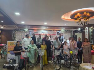 रोटरी क्लब बनारस ने धूमधाम से मनाई चार्टर नाइट, जरूरतमंद बेटियों को बांटी साइकिलें।