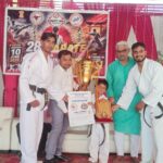 12 काता को बिना रुके लगातार इतिहास रचने वाले सबसे कम आयु के त्रिशांत प्रियव्रत का प्रदर्शन हुए सम्मानित।
