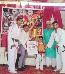 12 काता को बिना रुके लगातार इतिहास रचने वाले सबसे कम आयु के त्रिशांत प्रियव्रत का प्रदर्शन हुए सम्मानित।