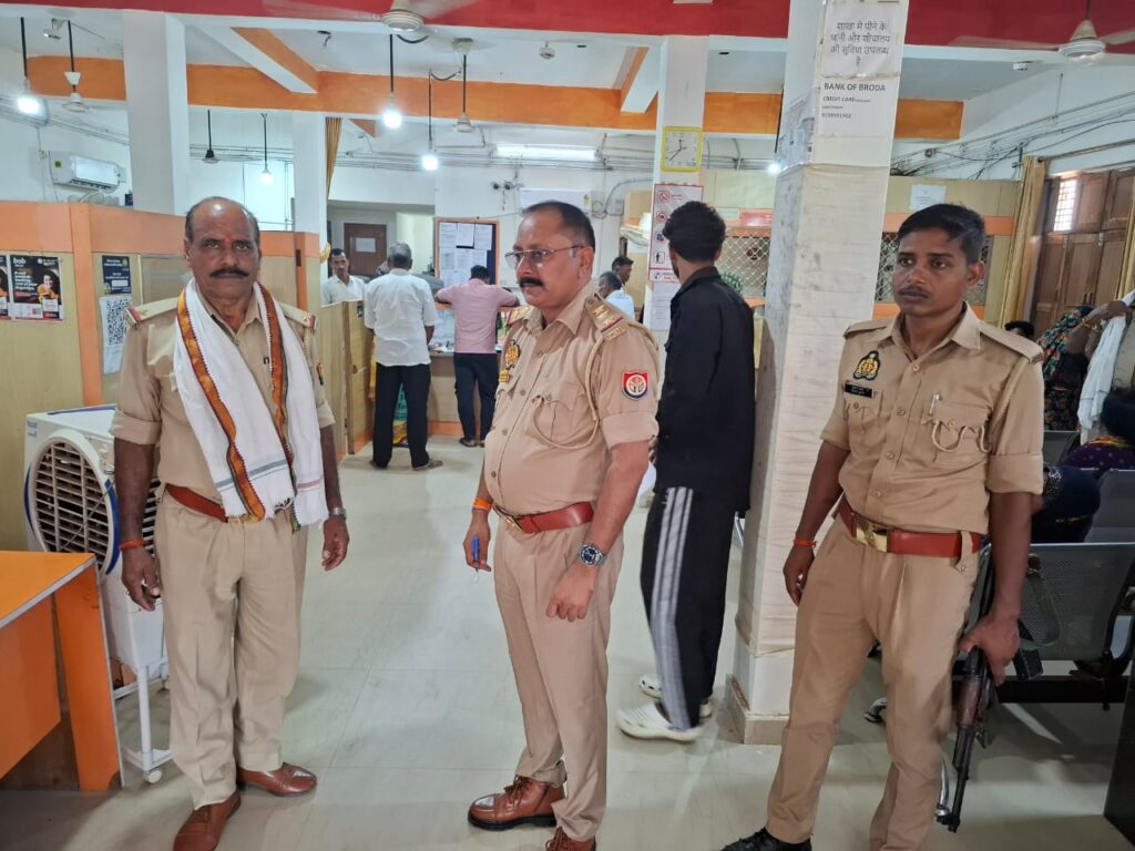 जनपद में सुरक्षित बैंकिंग एवं अपराध नियंत्रण हेतु सुलतानपुर पुलिस द्वारा व्यापक ‘बैंक चेकिंग’ अभियान, तथा संदिग्ध व्यक्ति एवं वाहन चेकिंग की गयी।