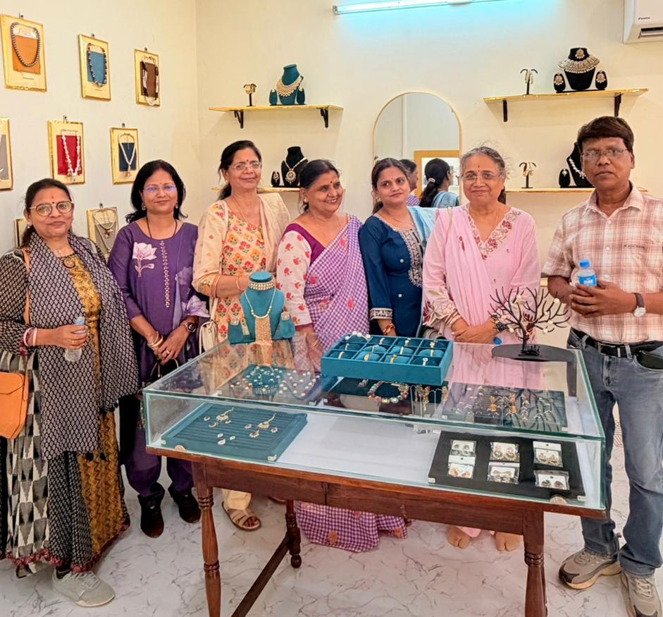 आर्टिफिशियल गहनों से जुड़ा महिलाओं का आत्मविश्वास – आकांक्षा