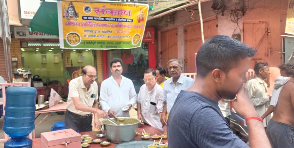 218 सप्ताहों से निरंतर जनसेवा का संकल्प निभा रही संकल्प संस्था, वितरित किया खिचड़ी प्रसाद।