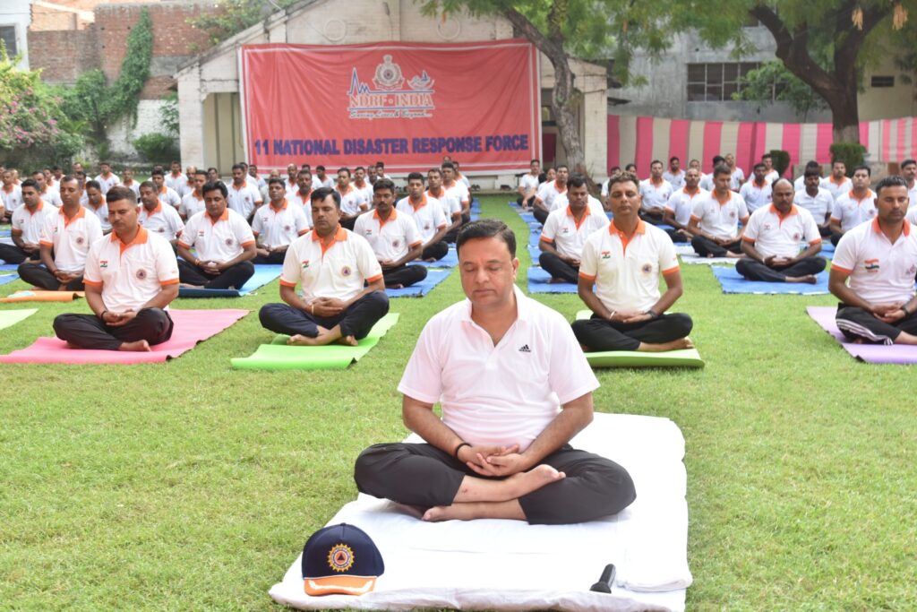 अंतर्राष्ट्रीय योग दिवस पर एनडीआरएफ ने दिया संदेश :योग अपनाएं, स्वस्थ जीवन पाए।