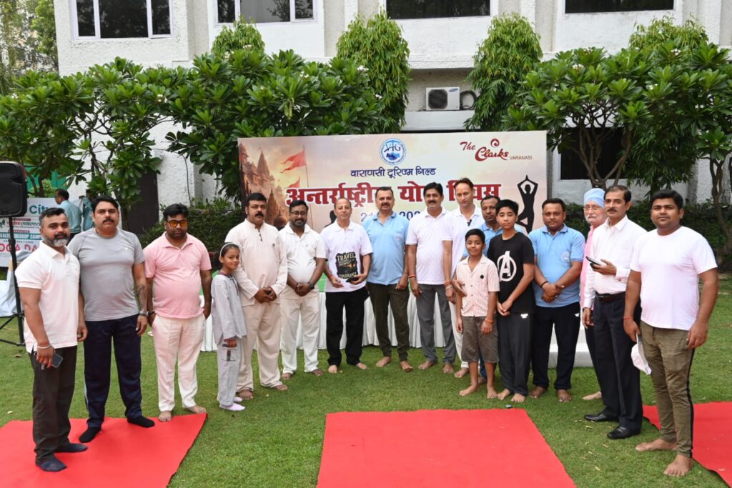 वाराणसी टूरिज्म गिल्ड एवं होटल क्लार्क्स वाराणसी के संयुक्त तत्वावधान में 12वां अंतर्राष्ट्रीय योग दिवस संपन्न।
