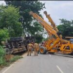 कोतवाली देहात थाना क्षेत्र के अंतर्गत सोनबरसा (छतौना ) गांव के पास एथनाल भरा टैंकर पलटा, रात 1:00 की बताई जा रही है