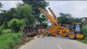 कोतवाली देहात थाना क्षेत्र के अंतर्गत सोनबरसा (छतौना ) गांव के पास एथनाल भरा टैंकर पलटा, रात 1:00 की बताई जा रही है