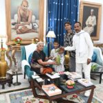 राज्यपाल के सामने सुल्तानपुर के किसान का जलवा,एक फीट लंबा आम और मोती ने जीता दिल।