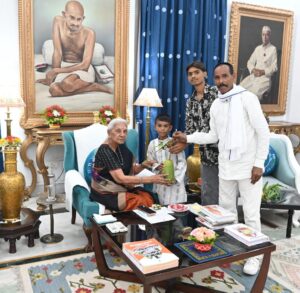 राज्यपाल के सामने सुल्तानपुर के किसान का जलवा,एक फीट लंबा आम और मोती ने जीता दिल।